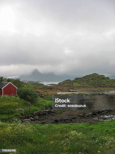 Cabaña De Madera En The Lofoten Islands Foto de stock y más banco de imágenes de Agua - Agua, Aire libre, Andar