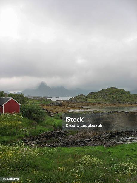 Foto de Cabana De Madeira Nas Ilhas Lofoten e mais fotos de stock de Andar - Andar, Casa, Choupana