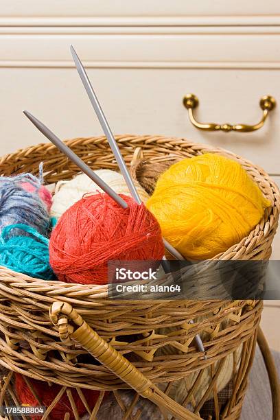 Pelotas Con Rosca De Punto Foto de stock y más banco de imágenes de Anticuado - Anticuado, Arte de la costura, Fotografía - Imágenes