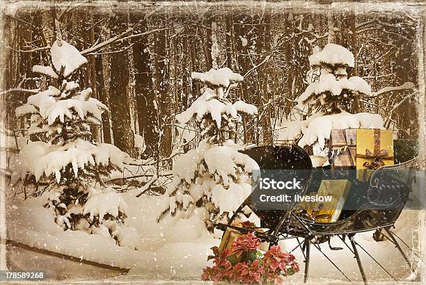 Vintage Navidad Trineo Foto de stock y más banco de imágenes de Anticuado - Anticuado, Navidad, Trineo - Tirado por animales