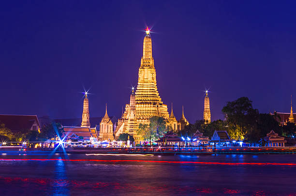 istock Twilight view of Wat Arun 178589297