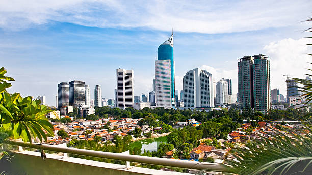 panoramico skyline della città di giacarta, la capitale dell'indonesia - indonesia foto e immagini stock