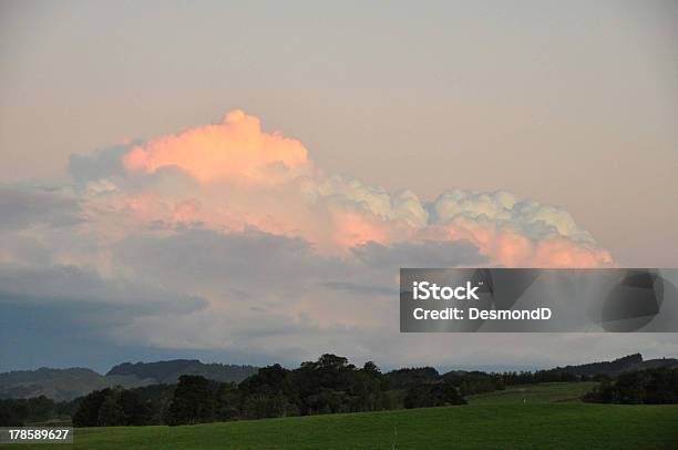 Foto de Nuvens Tranquilo e mais fotos de stock de Arbusto - Arbusto, Campo, Cena de tranquilidade