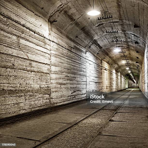 Foto de Bunker Subterrâneo Da Guerra Fria e mais fotos de stock de Abandonado - Abandonado, Abrigo, Adega - Característica arquitetônica