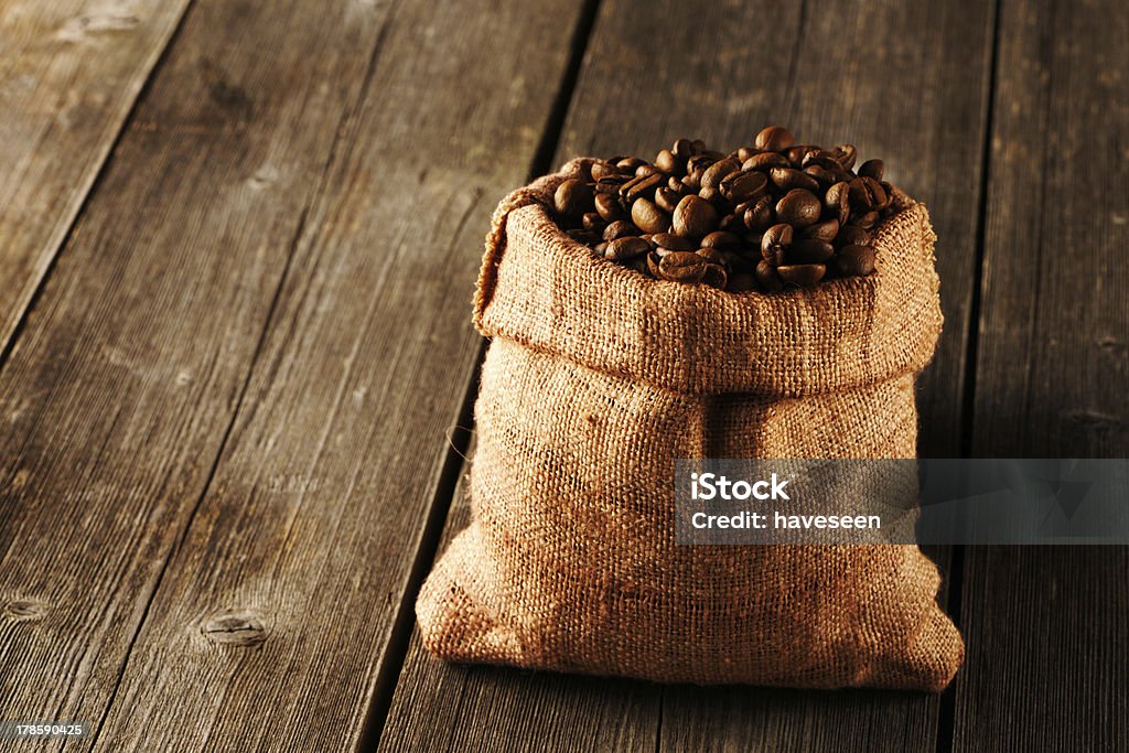 Grains de café dans le sac de table - Photo de Boisson libre de droits