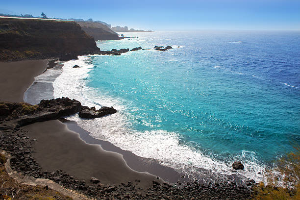 praia el bollullo preto e marrom areia e água azul - south africa coastline sea wave - fotografias e filmes do acervo