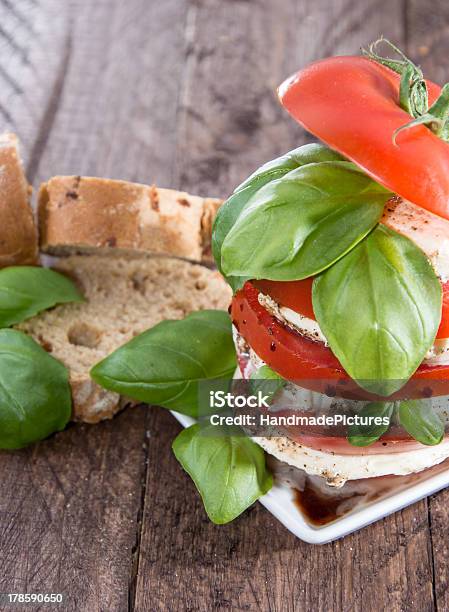 Stratificato Fette Di Pomodoro E Mozzarella - Fotografie stock e altre immagini di Aceto - Aceto, Aceto balsamico, Alimentazione sana