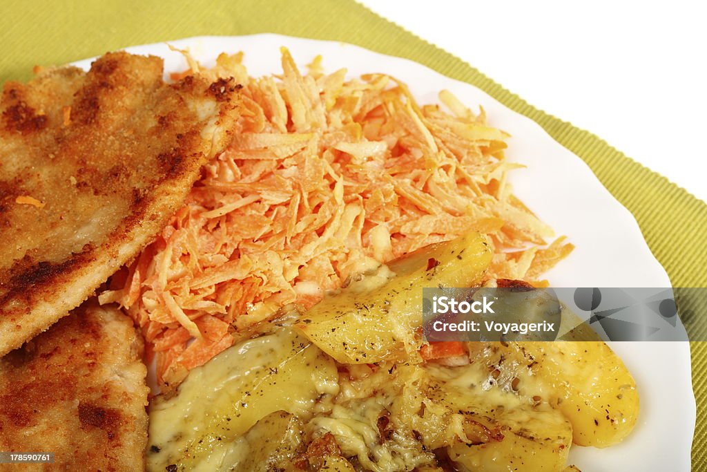 Arrosto di pollo fritto e insalata di carote potatos - Foto stock royalty-free di Alla griglia