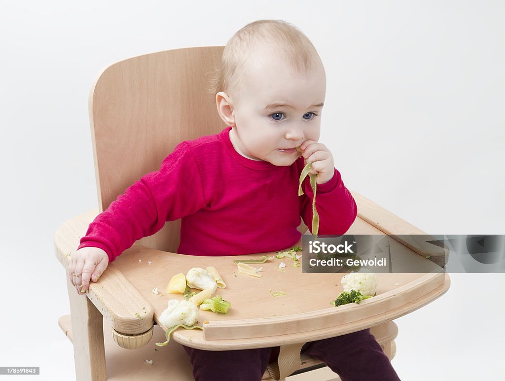 Giovane bambino mangia nel Seggiolone - Foto stock royalty-free di 12-17 mesi