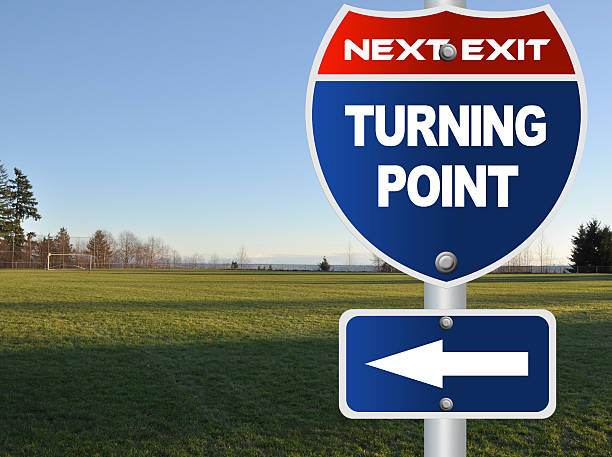 ponto de viragem sinal de estrada - turning point imagens e fotografias de stock