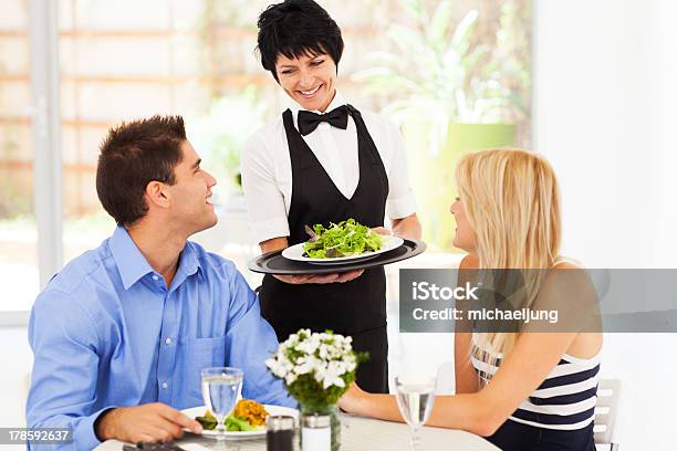 Kelnerka Serwująca Klientów - zdjęcia stockowe i więcej obrazów Bar szybkiej obsługi - Bar szybkiej obsługi, Czarny kolor, Człowiek dojrzały
