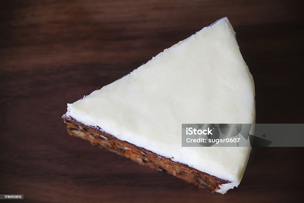 Peça parte com bolo branco com cobertura de cream cheese, macro - Foto de stock de Adulação royalty-free