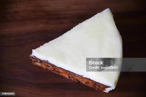 Foto de Peça Parte Com Bolo Branco Com Cobertura De Cream Cheese Macro e mais fotos de stock de Adulação