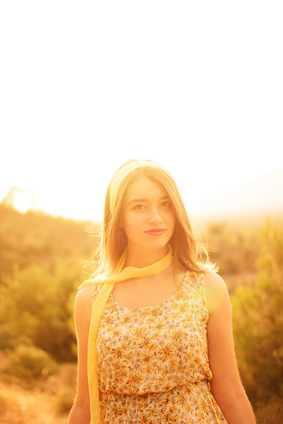 portrait de jeune fille avec le coucher du soleil - sunspot photos et images de collection