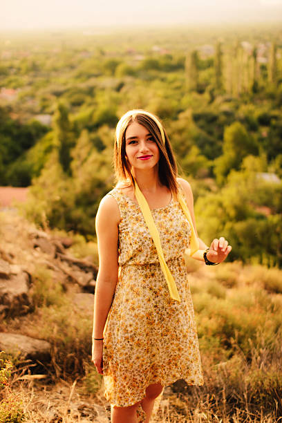 portrait de jeune fille avec le coucher du soleil - sunspot photos et images de collection