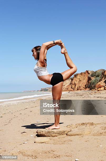 Menina Em Nataradzha Pose De Ioga - Fotografias de stock e mais imagens de 20-29 Anos - 20-29 Anos, Adulto, Ao Ar Livre