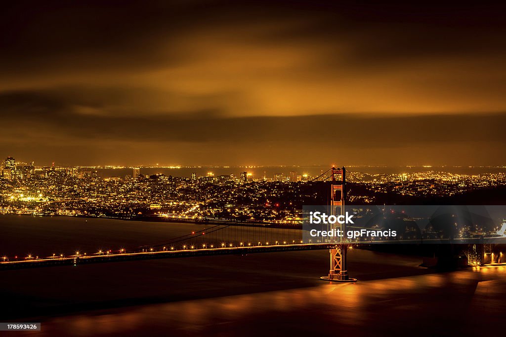 A Golden Gate Bridge à noite - Foto de stock de Arquitetura royalty-free