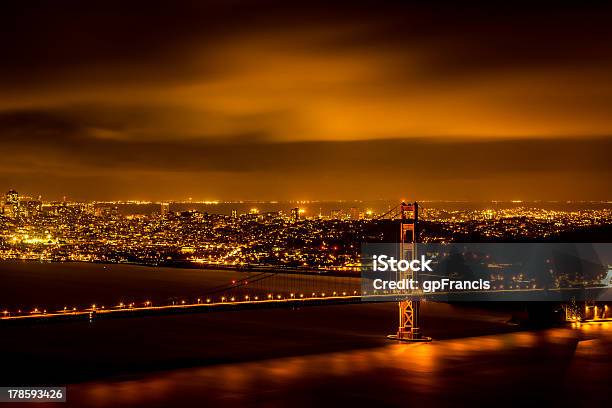 Foto de A Golden Gate Bridge À Noite e mais fotos de stock de Arquitetura - Arquitetura, Cidade, Céu - Fenômeno natural