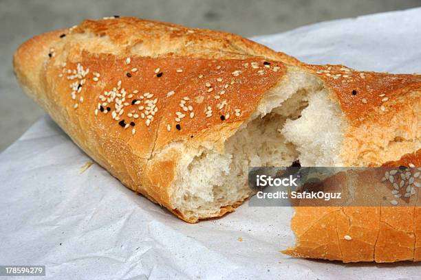 Foto de Pão e mais fotos de stock de Alimento básico - Alimento básico, Assado no Forno, Baguete