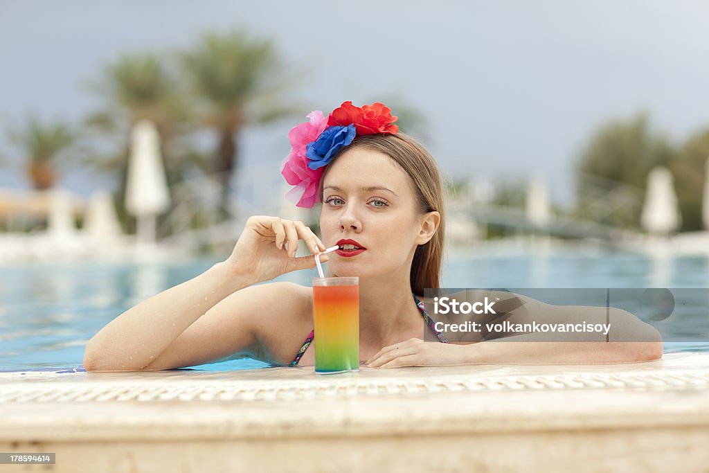 cocktail e na piscina - Royalty-free Adulto Foto de stock