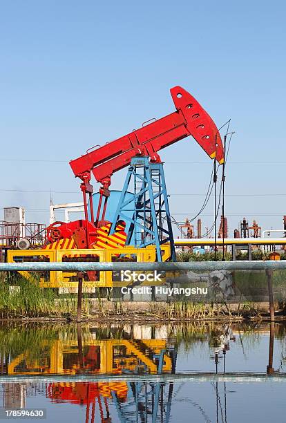 Öl Pumpen Stockfoto und mehr Bilder von Ausrüstung und Geräte - Ausrüstung und Geräte, Bauwerk, Benzin