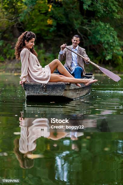 Casal No Barco - Fotografias de stock e mais imagens de Adulto - Adulto, Amor, Ao Ar Livre