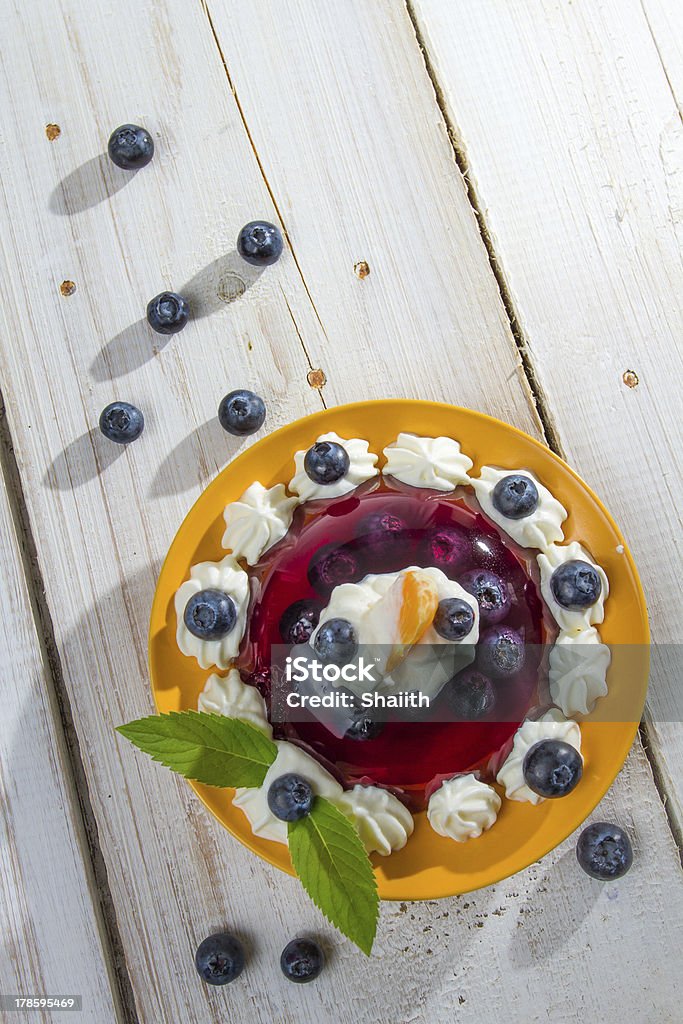 Sobremesa de frutas com sorvete e hortelã fresca - Foto de stock de Baga - Fruta royalty-free