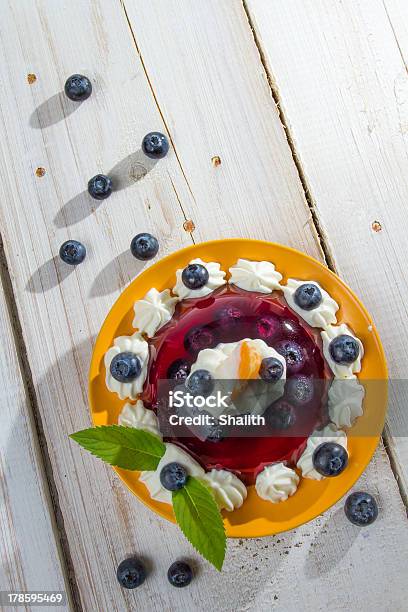 Foto de Sobremesa De Frutas Com Sorvete E Hortelã Fresca e mais fotos de stock de Baga - Fruta - Baga - Fruta, Batido, Branco