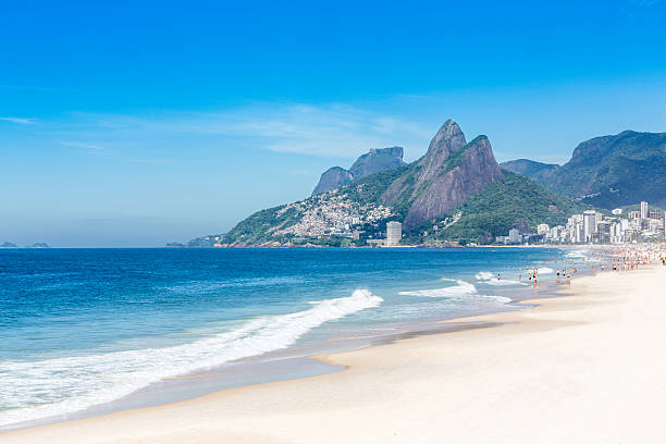 la plage d'ipanema dans la matinée, rio de janeiro - plage de leblon photos et images de collection