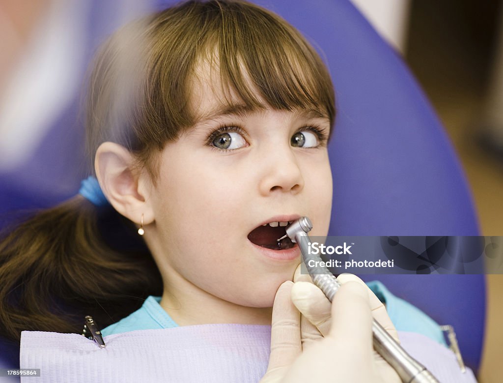 Ragazza presso il dentista - Foto stock royalty-free di Accudire