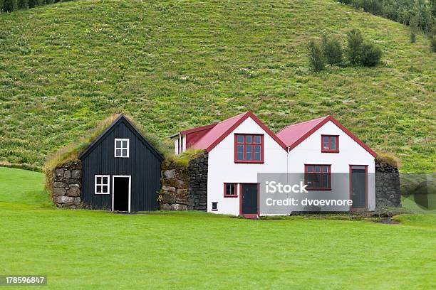 Photo libre de droit de Maisons Typiques De La Campagne Islandaise banque d'images et plus d'images libres de droit de Beauté de la nature - Beauté de la nature, Blanc, Bâtiment vu de l'extérieur