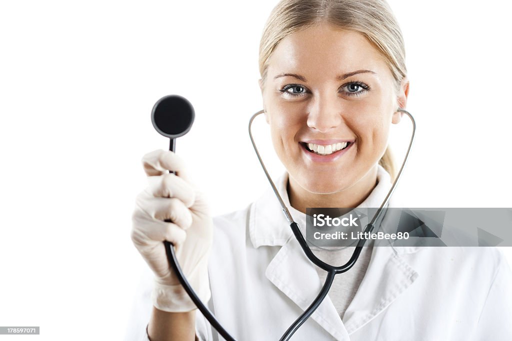 Doctora con un estetoscopio - Foto de stock de 20-24 años libre de derechos