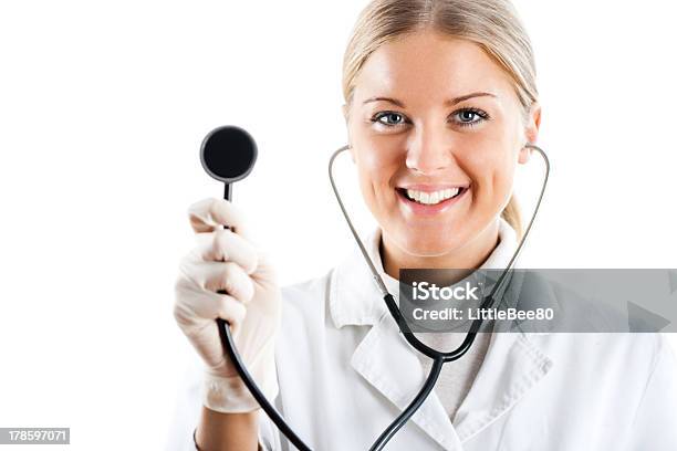 Kobieta Lekarz Z Stetoskop - zdjęcia stockowe i więcej obrazów 20-24 lata - 20-24 lata, Białe kołnierzyki, Biały