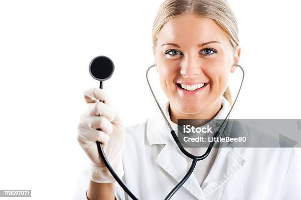 Médica Com Estetoscópio - Fotografias de stock e mais imagens de 20-24 Anos - 20-24 Anos, Adulto, Branco