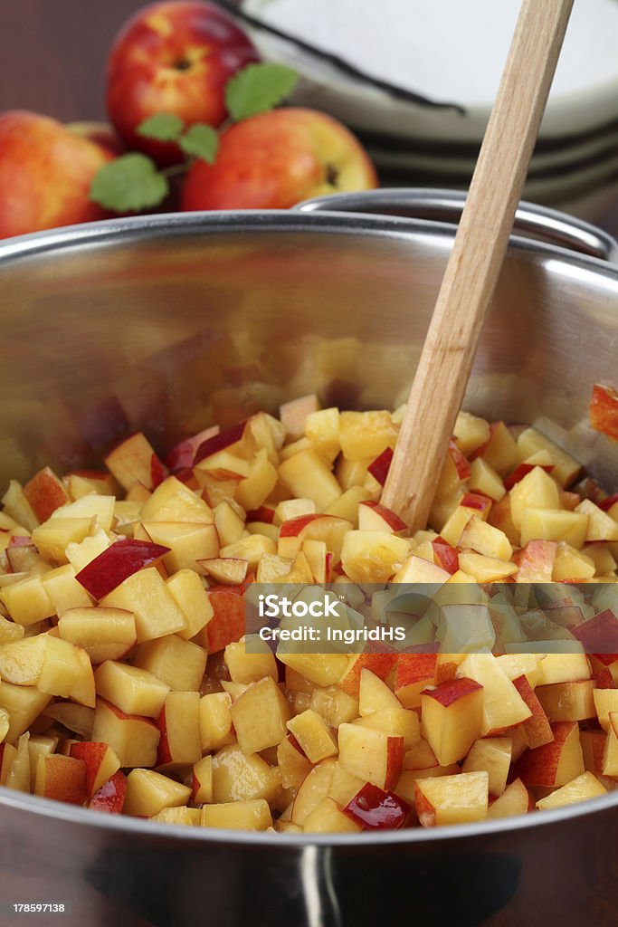 Tagliato a pezzi nectarines con zucchero-making jam - Foto stock royalty-free di Alimentazione sana