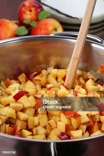 Tagliato A Pezzi Nectarines Con Zuccheromaking Jam - Fotografie stock e altre immagini di Alimentazione sana
