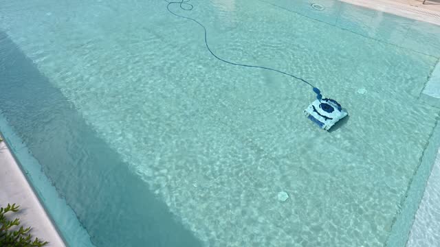 Robot cleaning swimming pool