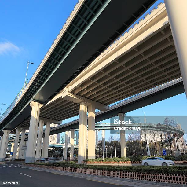 Viaduto Fundo De Tráfego - Fotografias de stock e mais imagens de Nó de Junção de Autoestrada - Nó de Junção de Autoestrada, Primeiro plano, Rua Elevada