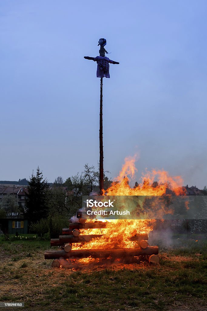 Grande fête de la walpurgis nuit feu avec sorcière sur pile - Photo de Brasier libre de droits