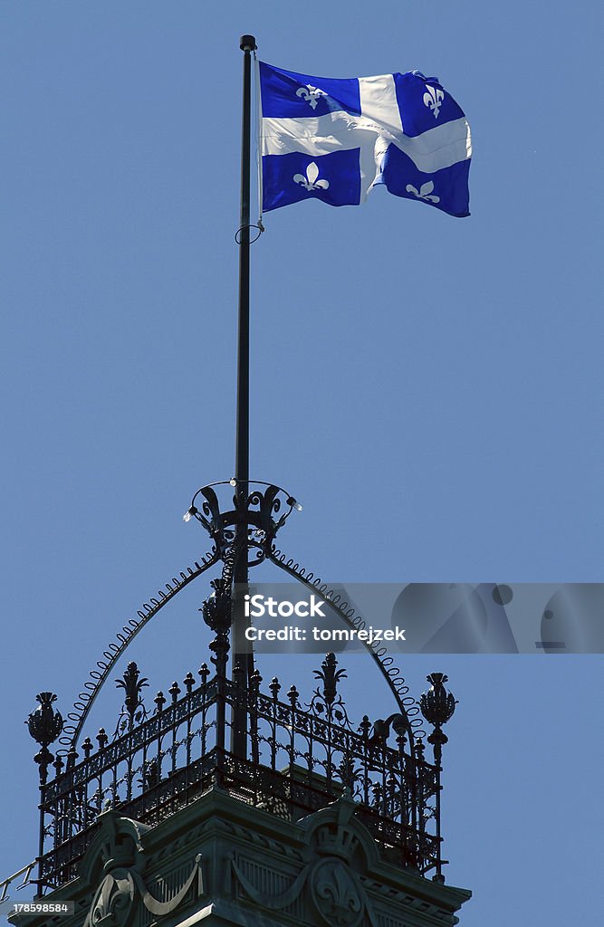 Quebec Flag Flying over tower - Foto de stock de Bandera libre de derechos