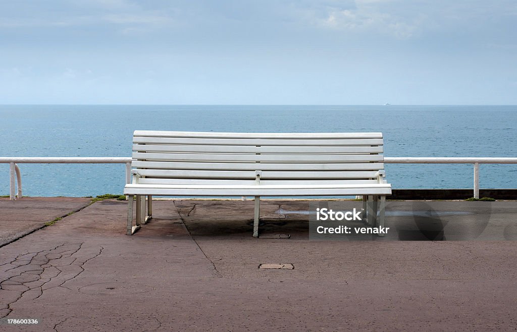 Nice-vazio banco com vista para o mar - Foto de stock de Assento royalty-free