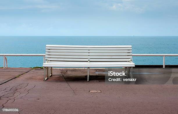 Foto de Nicevazio Banco Com Vista Para O Mar e mais fotos de stock de Assento - Assento, Azul, Banco - Assento