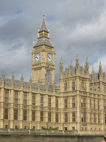 Photo du parlement de Londres avec Big Ben en fond, depuis la rivière Thames