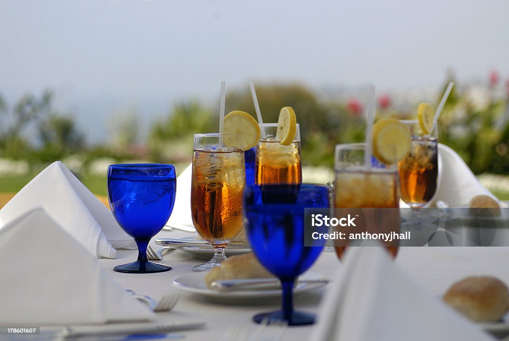 Elegante ambiente de un almuerzo al aire libre en la terraza del hotel - Foto de stock de Aire libre libre de derechos