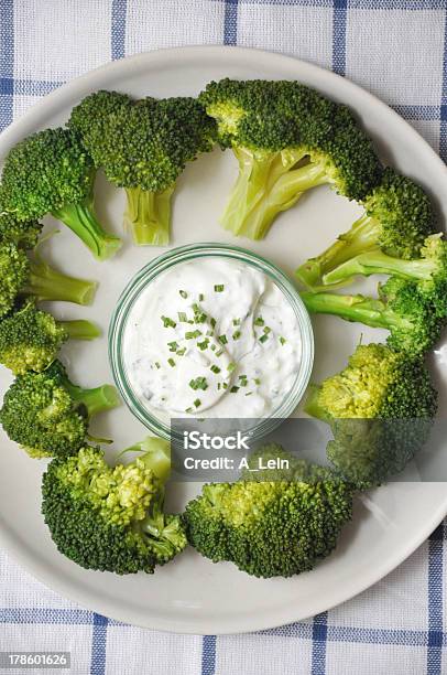 Baixa Gordura Frescos Brócolos Com Molho De Imersão - Fotografias de stock e mais imagens de Alimentação Saudável