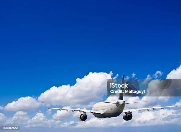 Viagens Aéreos - Fotografias de stock e mais imagens de Aeroporto - Aeroporto, Asa de aeronave, Aterrar