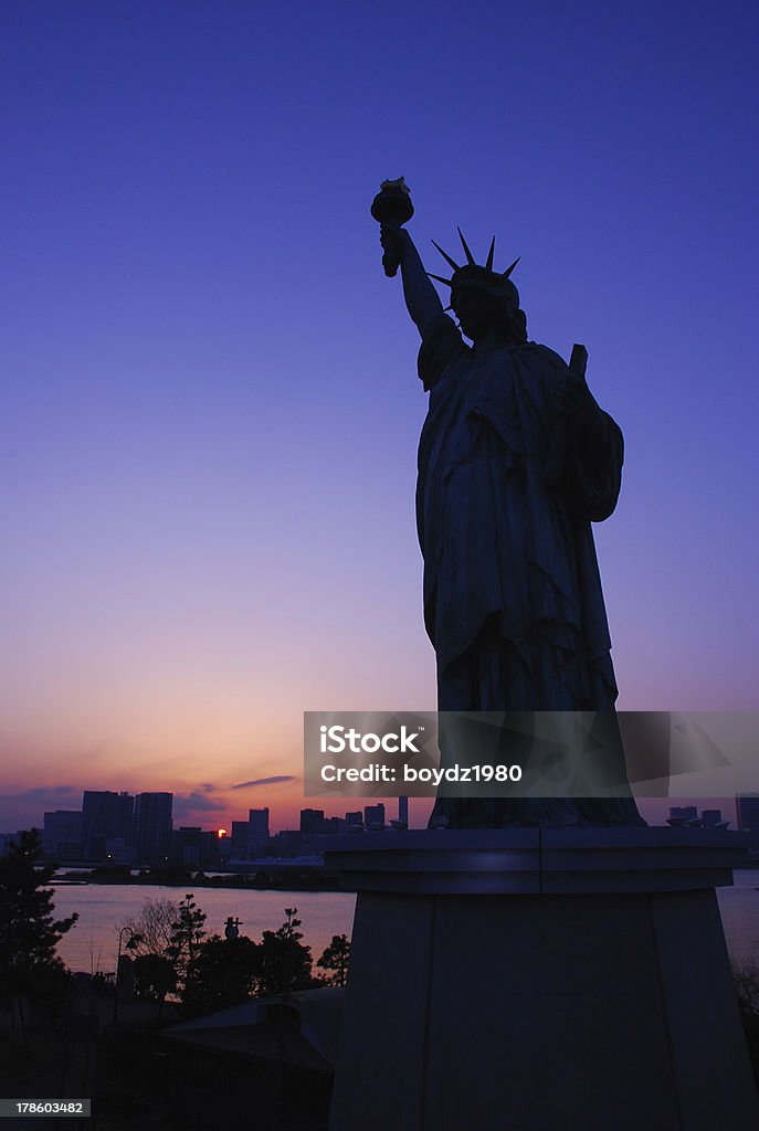 Statua di replica della libertà al crepuscolo - Foto stock royalty-free di Ambientazione esterna