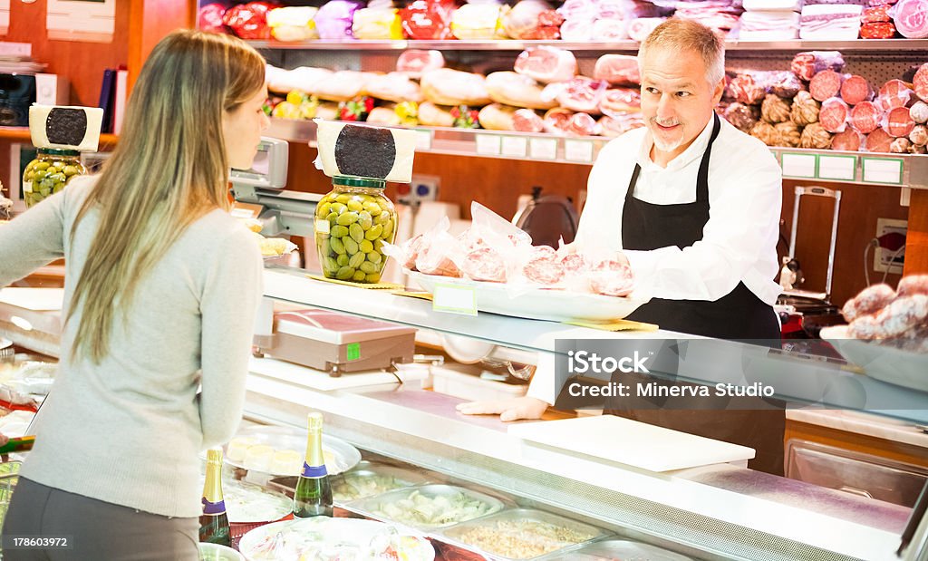 Shopkeeper pour un client - Photo de Acheter libre de droits