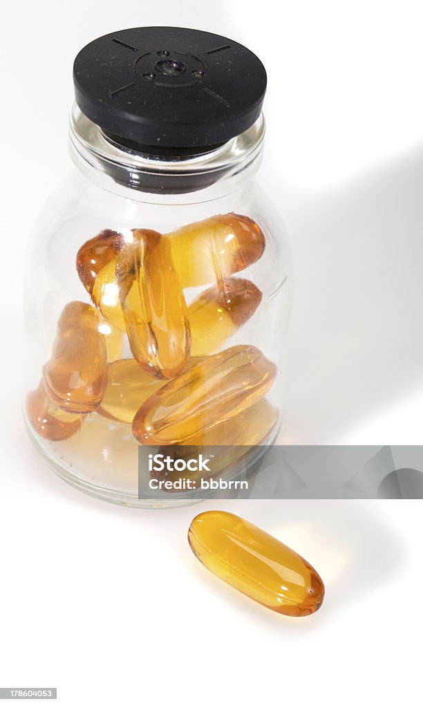 Píldoras en el recipiente - Foto de stock de Aceite de hígado de pescado libre de derechos