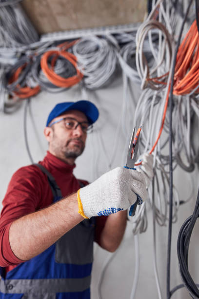 электрик работает на проводной системе на строительной площадке. - electricity chaos cable connection стоковые фото и изображения